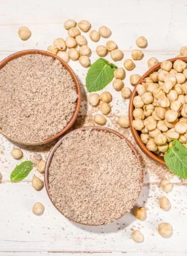 Hazelnut flour and hazelnuts in bowls