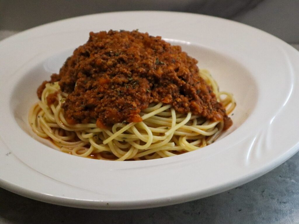 Spaghetti with ground turkey in a bowl.